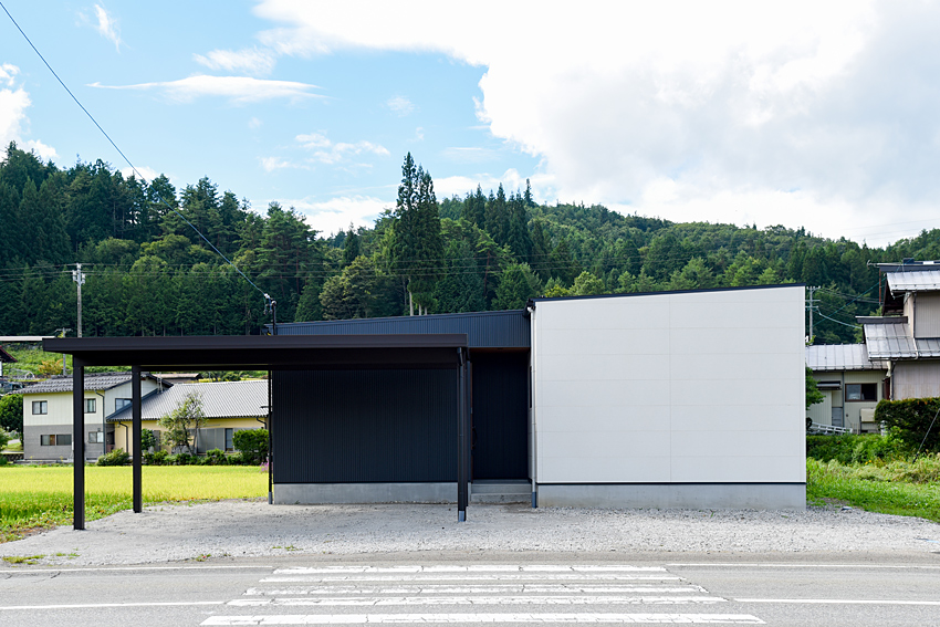 「景色とアウトドアを楽しむ平屋の家」