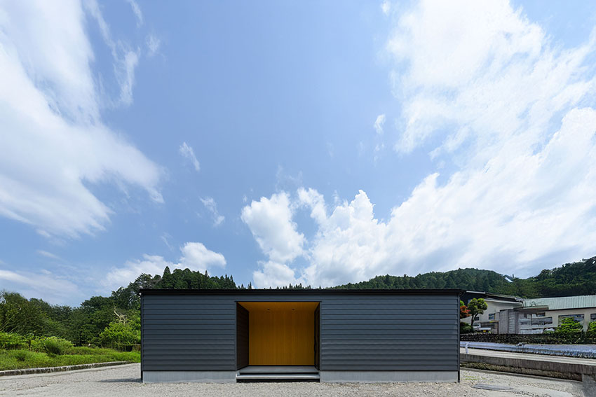 「内に開く家」