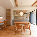 「内に開く家」