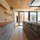 「内に開く家」