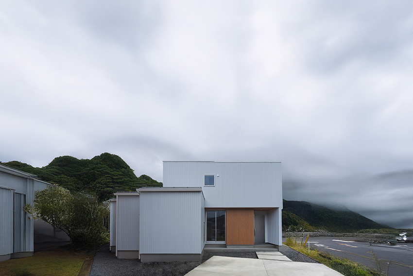 「白と木の家」