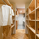 「白と木の家」