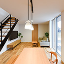 「白と木の家」