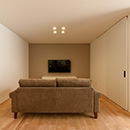 「テラスを囲う家」