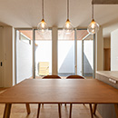 「テラスを囲う家」