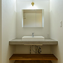 「テラスを囲う家」