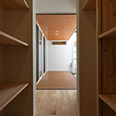 「テラスを囲う家」