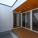 「テラスを囲う家」